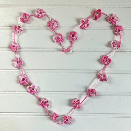 Free Bernat Crochet Rose Garland Pattern