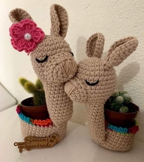 lama-with-basket-free-crochet-pattern-in-english-italian-and-french