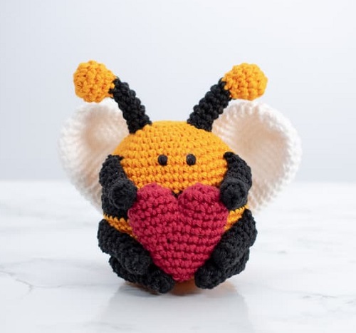 bee with heart crochet pattern