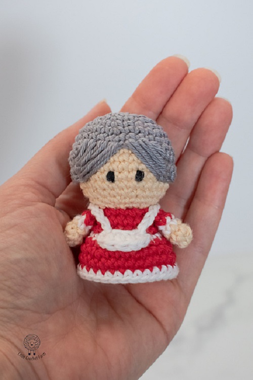 Crochet Mini Mrs. Claus