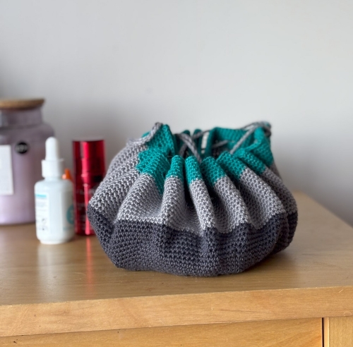 Flat-out crochet make-up Bag