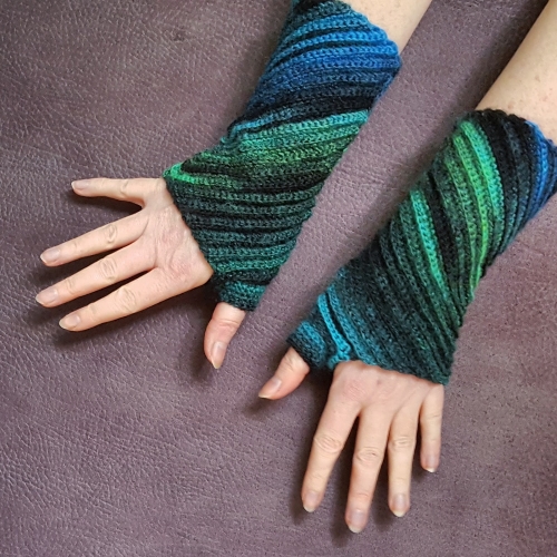Sankaku Wrist Warmers in Crochet