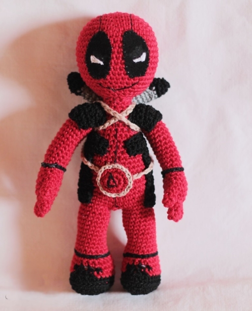 Amigurumi Deadpool With a Menacing Smile