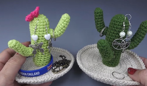 Easy and Cute Crochet Earring Holder Patterns 3