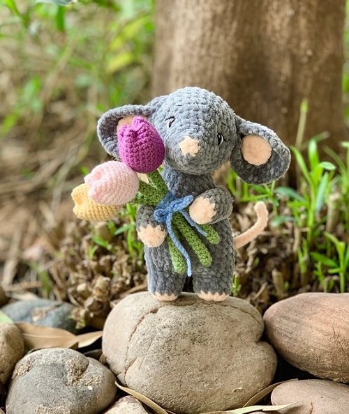 mice holding tulips crochet pattern