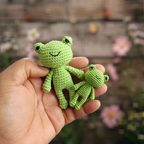 Small Crochet frog