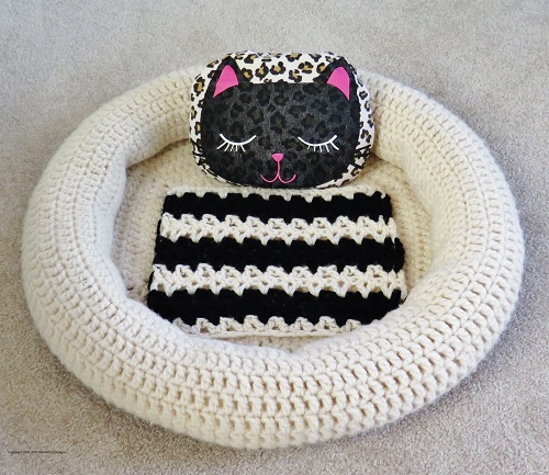 Fluffy Dreams Pet Bed