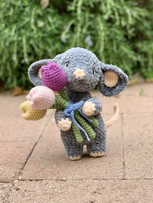 little crochet mouse