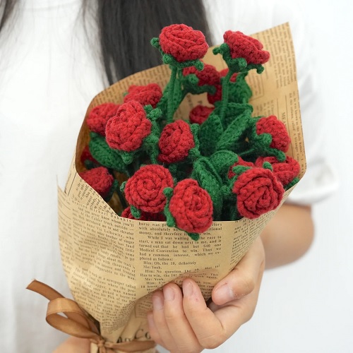 small roses crochet bouquet