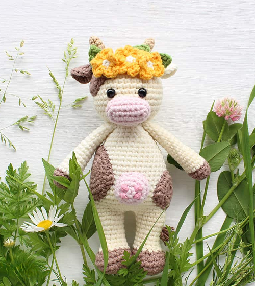 crochet cow with crown pattern