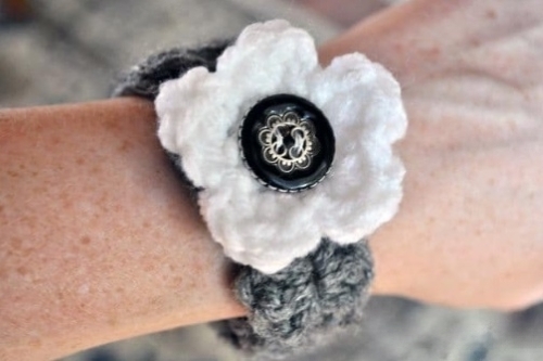 DIY Crochet Shell Bracelet