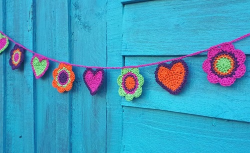 Valentine's Day Crochet Garland in Retro Colors‚