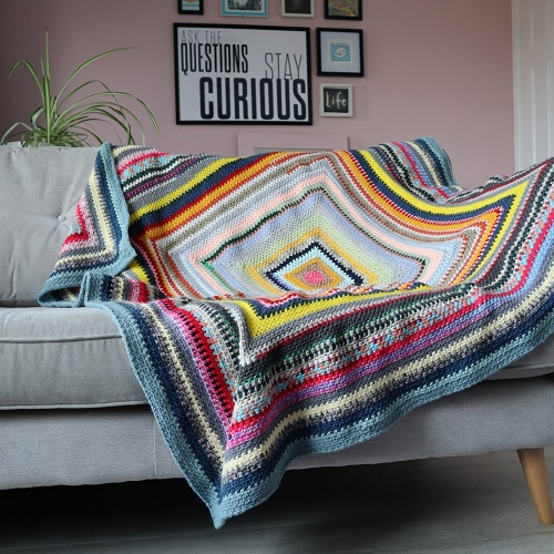 A stashbusting moss stitch crochet blanket pattern