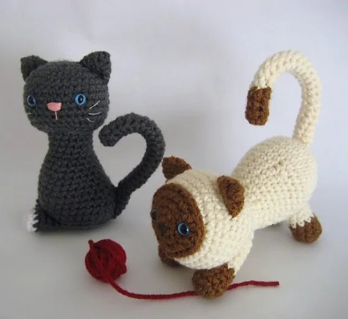 Playful Kitten Amigurumi Free Pattern