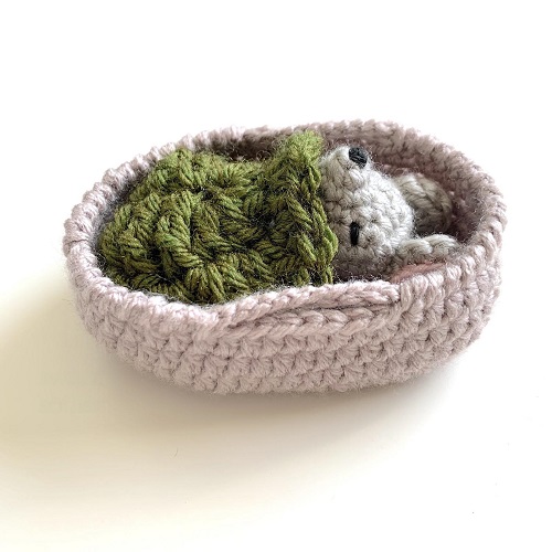 baby-mouse-in-moses-basket