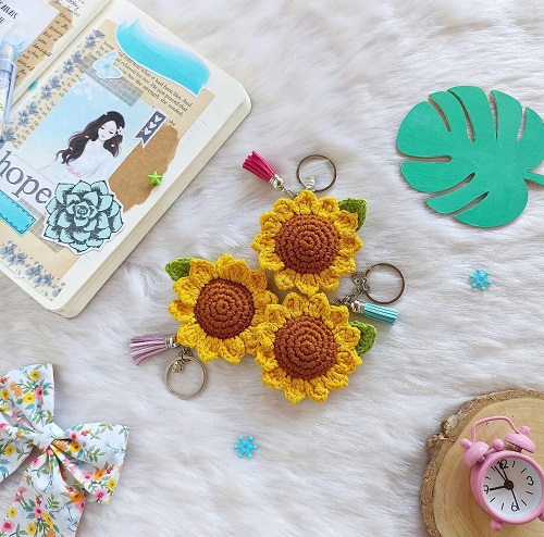Easy and Cute Crochet floral keychain patterns