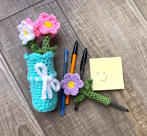 crochet daisy pen topper