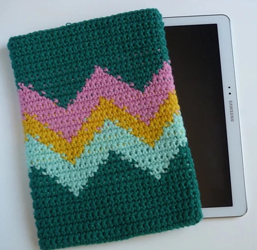 Free Crochet Pattern: Retro Chevrons Tablet Cover