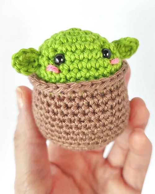 baby-yoda-crochet-patter-free