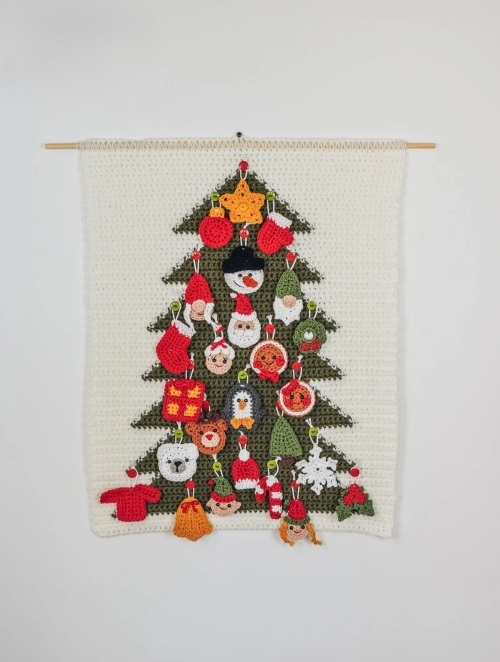DIY Crochet Christmas Tree Wall Hanging Ideas 3
