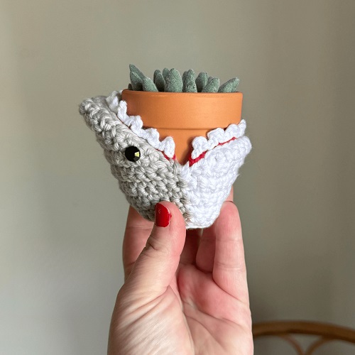 shark-crochet-plant-cozy-pattern