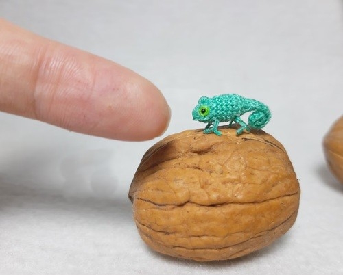 Tiny Crochet Chameleon Pattern 1