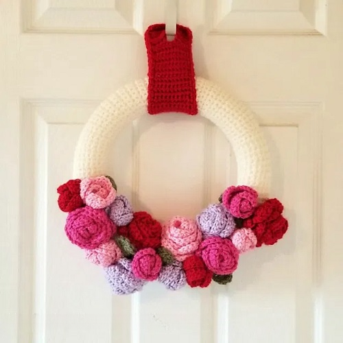 valentines-day-crochet-wreath