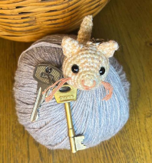 free-amigurumi-kitten-keychain-pattern