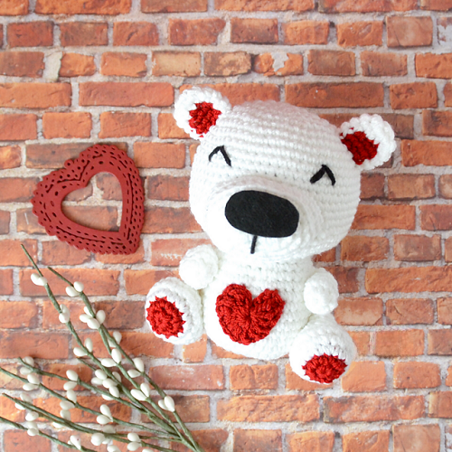 cute teddy bear with heart crochet pattern