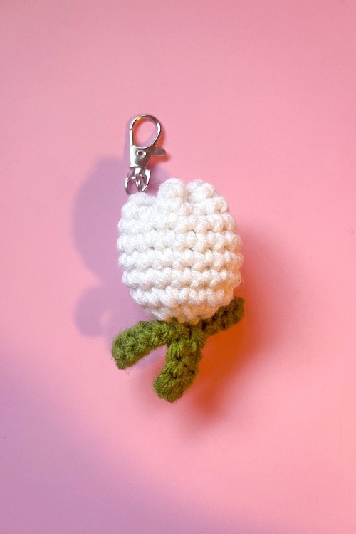 Easy and Cute Crochet floral keychain patterns 4