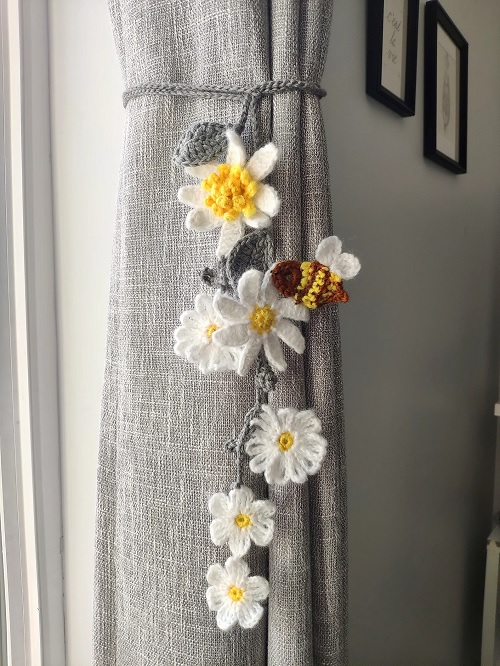 Crochet daisy curtain tie back