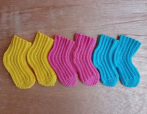 Easy and Cute Crochet Baby Socks 2