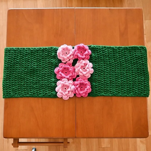 Rose Garden Table Runner with Centerpiece
