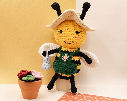 Betty the bee amigurumi pattern