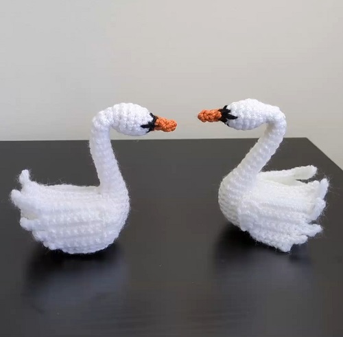 crochet realistic swan