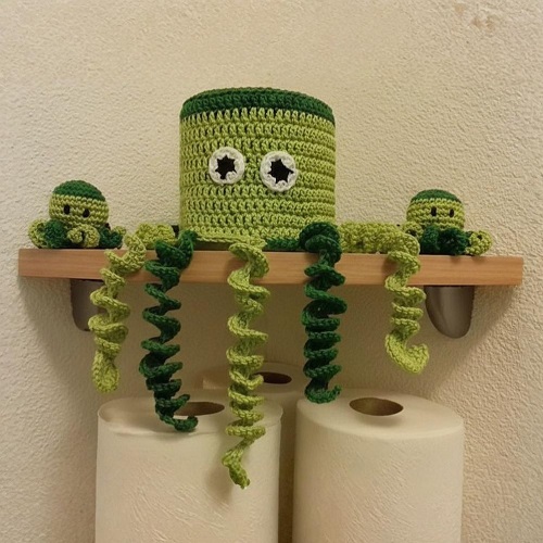 Toilet roll octopus