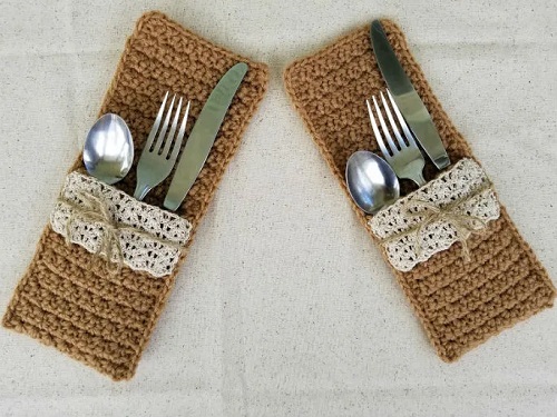 faux-burlap-and-lace-silverware-pockets/