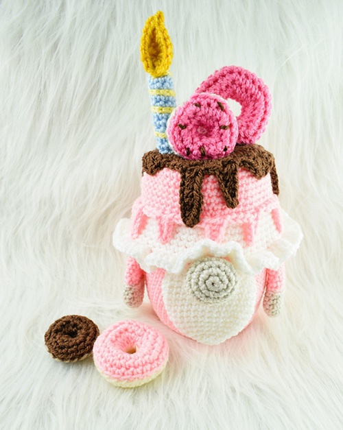 Donut birthday gnome- free crochet gnome pattern